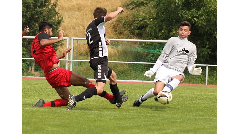 Vielbeschäftigter Keeper: Auch Saulheims Pascal Neubauer (Mitte) scheitert am Nieder-Olmer-Keeper Paul Simon (rechts), der diesmal allerdings die tatkräftige Unterstützung von Adrian Tavakoli hat.	Foto: pa/Axel Schmitz