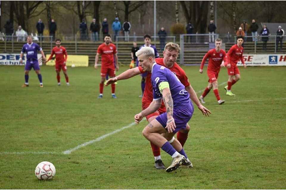 Kenny Korup (vorne, VfR Neumünster).