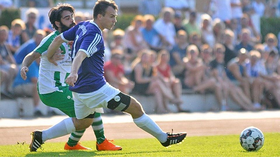 Ilkay Hakerek (links) und der TSV Zusmarshausen kassierten gegen Dinkelscherben eine bittere 1:2-Niederlage (rechts Lukas Hörtensteiner).  Foto: Andreas Lode