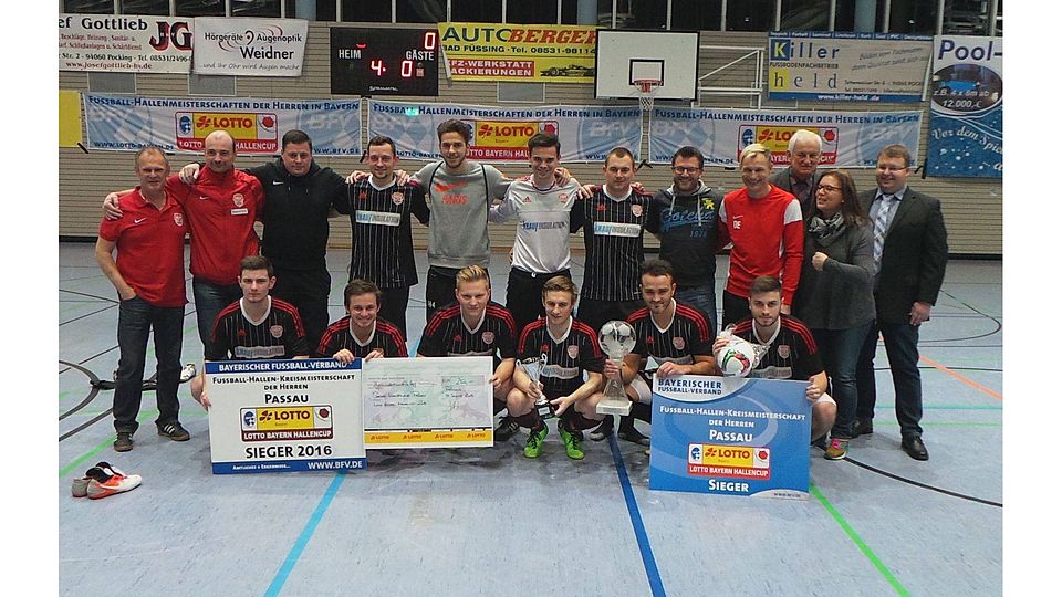 Das Siegerteam des ASCK Simbach mit den offiziellen Gratulanten. F.:Grünberger
