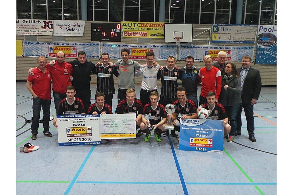 Das Siegerteam des ASCK Simbach mit den offiziellen Gratulanten. F.:Grünberger