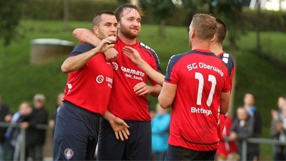 Dennis Gansen (links) und seine Kollegen von der SG Bettingen freuten sich über den unerwartet hohen 7:0-Sieg gegen die SG Irrel.