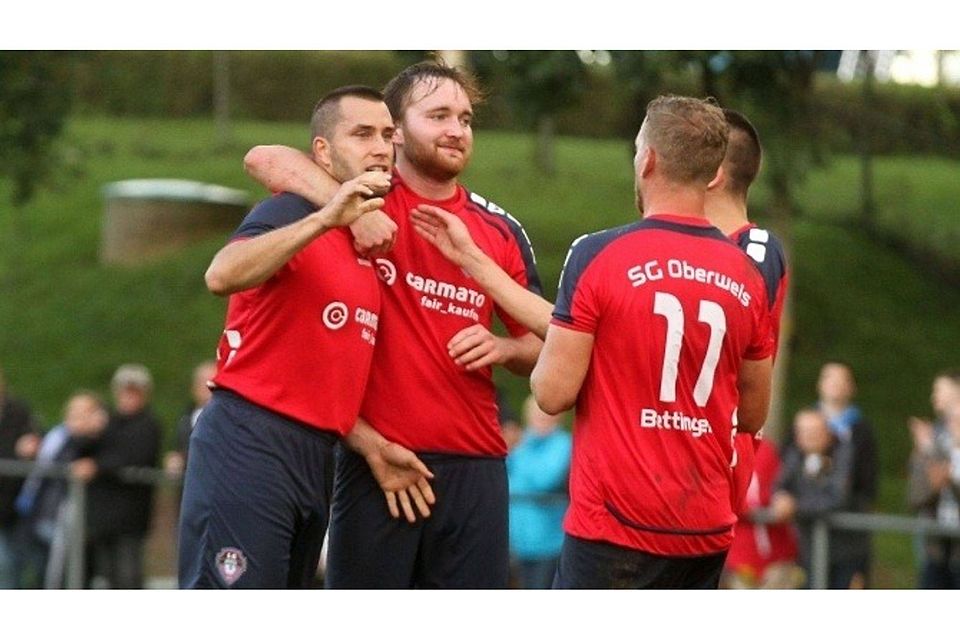 Dennis Gansen (links) und seine Kollegen von der SG Bettingen freuten sich über den unerwartet hohen 7:0-Sieg gegen die SG Irrel.