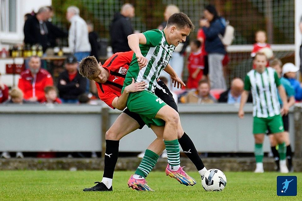 Nach dem Abstieg aus der Landesliga schickt der SV Mitterteich (in Grün-Weiß) eine mit 22 Jahren im Durchschnitt sehr junge Truppe in den Wettbewerb der Bezirksliga Oberfranken Ost.