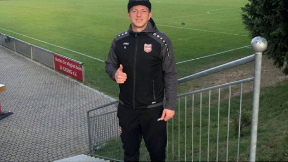 Patrick Lücking posiert mit seiner neuen Cap von Distorted People vor dem Sportplatz des SV Kasing.&nbsp; F:Privat