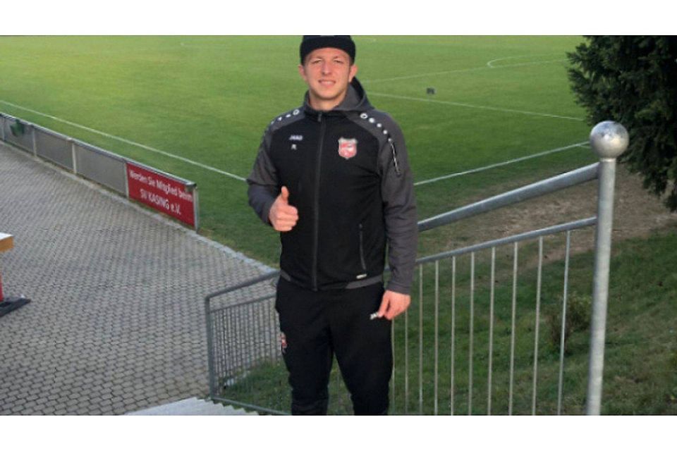 Patrick Lücking posiert mit seiner neuen Cap von Distorted People vor dem Sportplatz des SV Kasing.&nbsp; F:Privat