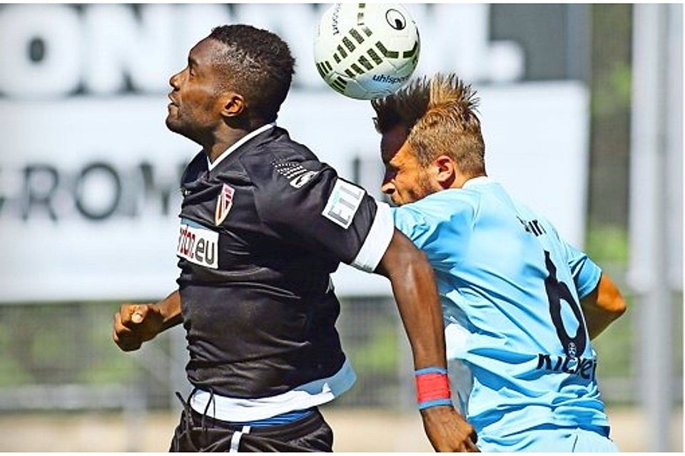 Kopf an Kopf zum 0:0: Ebewa-Yam Mimbala von Cottbus (links) gegen Sandrino Braun. Pressefoto Baumann