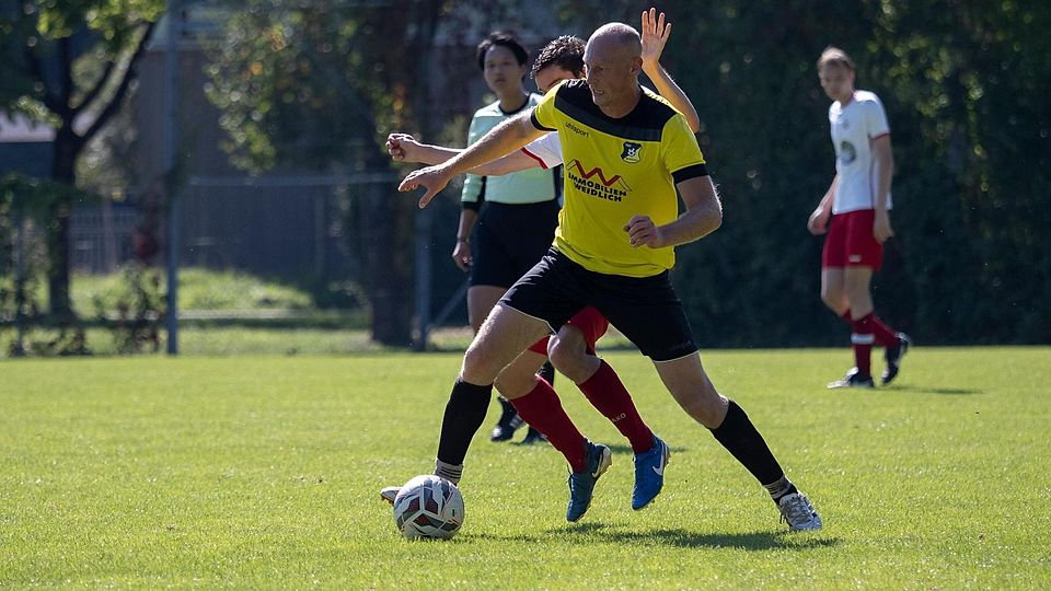 Versteckspiel in Vaterstetten? Nein, SCBV-Kicker Anton Doll (verdeckt) versucht Moosachs Manfred Weinhart entscheidend zu stören und vom Ball zu trennen.