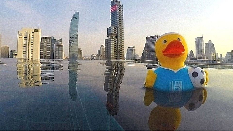 Über den Dächern von Bangkok: In der thailändischen Hauptstadt genoss die SCB-Ente ein Bad im spektakulären Dachterrassen-Pools eines Luxus-Hotels.