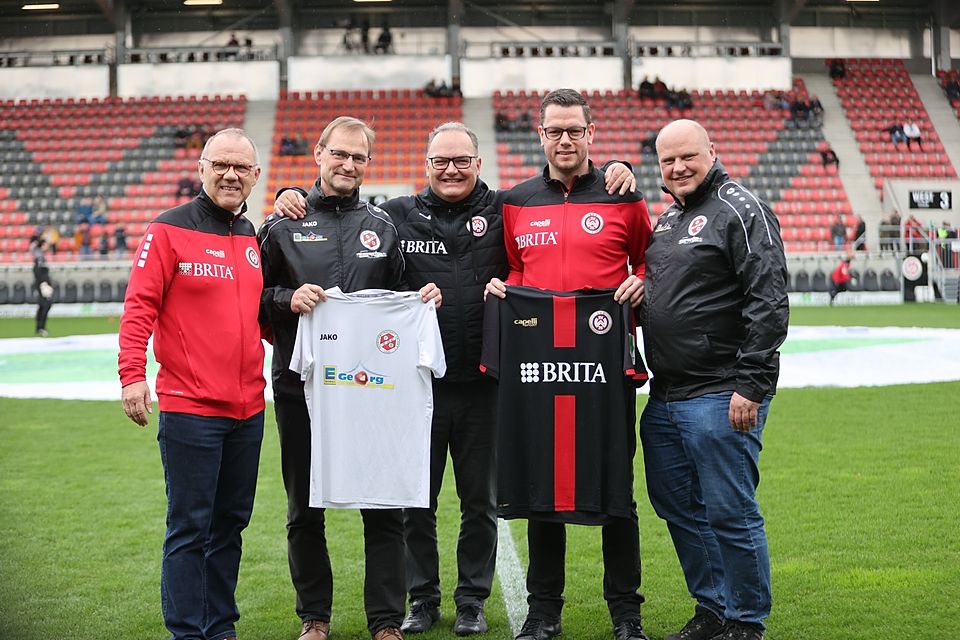 Armin Alexander, Kai Mucke, Nico Schäfer, Matthias Henn und Oliver Körner (von links nach rechts) präsentieren die Kooperation der SGO und des SV Wehen Wiesbaden.