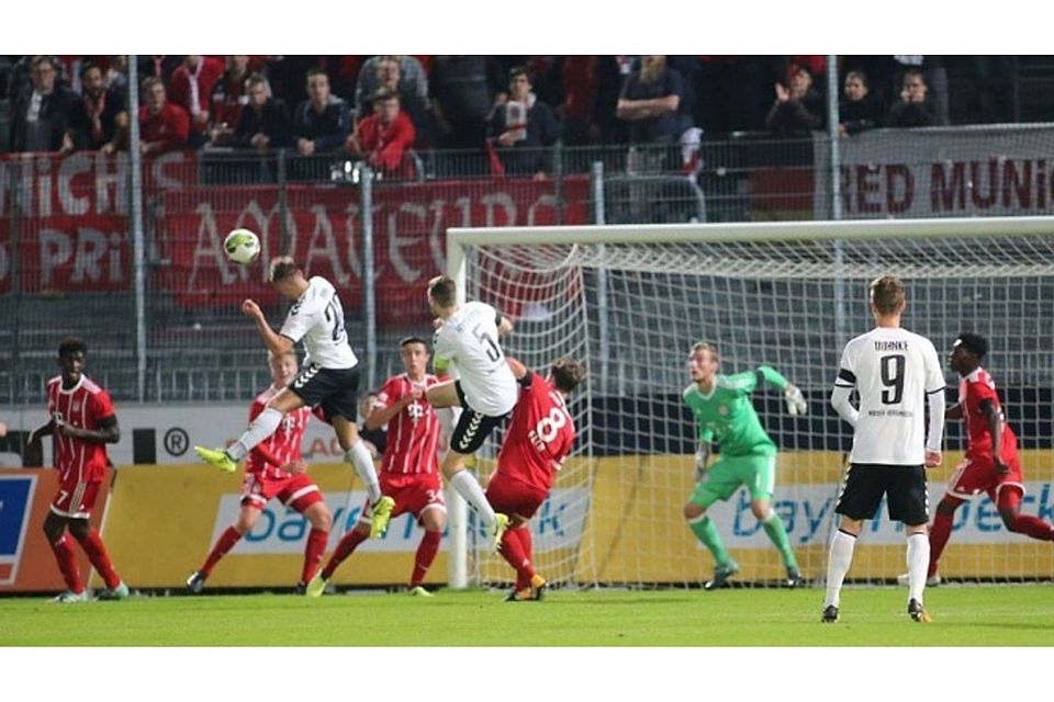 Im ersten Durchgang spielte nur der FC Bayern II. Nach der Pause drehten die Gastgeber dann auf und siegten noch mit 3:1. F: Buchholz