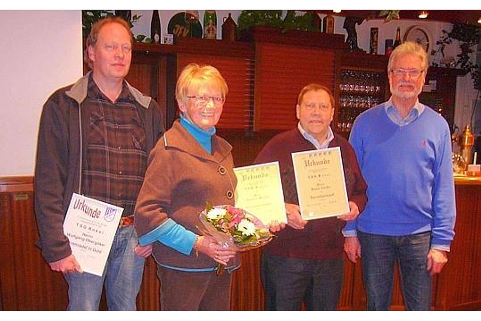 Nicht alle zu ehrenden Mitglieder waren anwesend: Gerd  Spieker (rechts) zeichnete jedoch (von links) Wolfgang Obergöker, Annelene Martens und Helmut Claussen aus. Verein