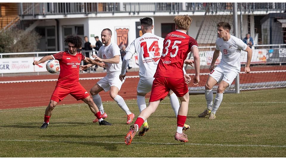 FB BZL Zorneding (rot) Tvon links  Yazar Taskin , Lorenz Leger , vs Forstinning von liks Dimitar  Kirchev , Omer Berbic , Nico Weismor