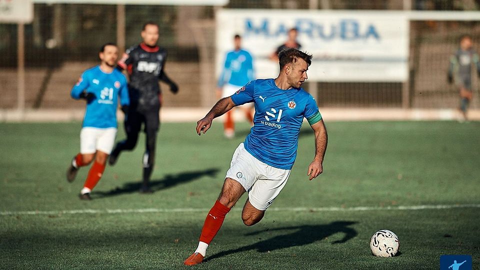 Die Rasenspieler (blau-weiß-rot) machen sich am Samstag auf den Weg nach Mutschelbach.
