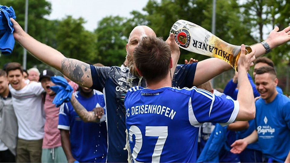 Hannes Sigurdsson genießt die Bierdusche nach dem Relegations-Rückspiel. Sven Leifer