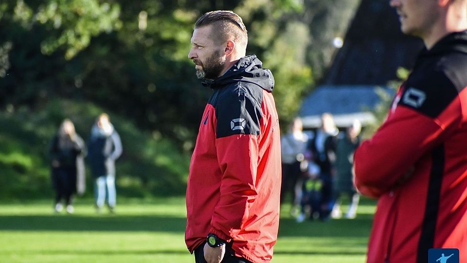 Jörg Blicharski bleibt Trainer beim SV Viktoria Oldendorf