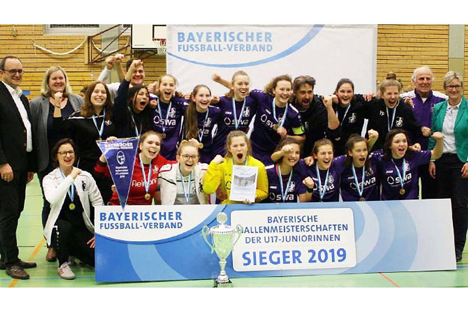 Jubel bei den B-Juniorinnen den TSV Schwaben: Sie landeten einen Überraschungscoup in Weißenburg.   F.: BFV