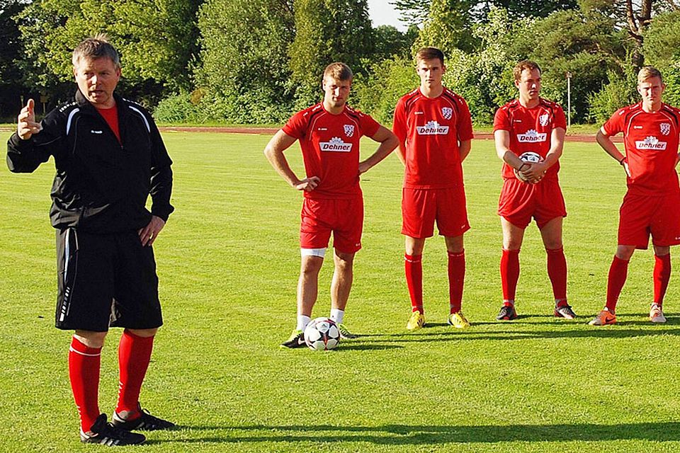 Er gibt beim TSV Rain nun die Richtung vor: Trainer Herbert Zanker (links). 	F.: Gerd Jung