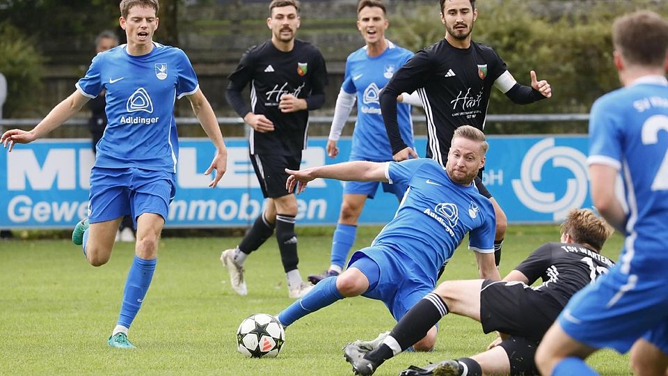 Notfalls im Liegen: Die Kranzberger Stefan Schleypen (l.)  und Christoph Holmeier (Mitte) verteidigen das Leder gegen die Gäste aus Wartenberg.