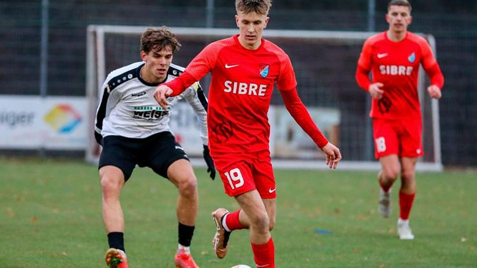 Spielt nun für Viktoria Köln: Paul Pöpperl (am Ball) aus Herborn, der auch schon das Trikot des TSV Steinbach getragen hat. © Björn Franz