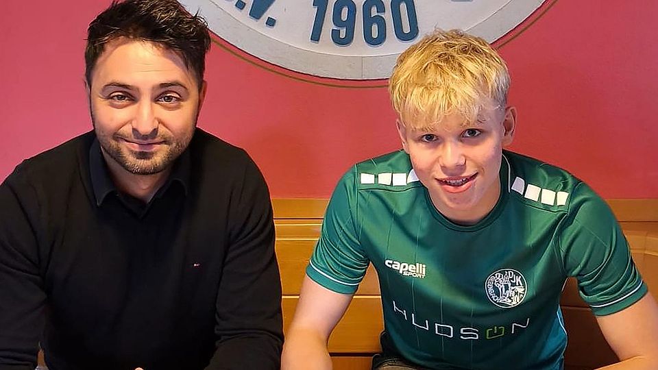Sportchef Erdal Izmire (links) präsentiert mit Nachwuchsmann Jonas Lax den ersten Sommer-Neuzugang.