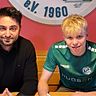 Sportchef Erdal Izmire (links) präsentiert mit Nachwuchsmann Jonas Lax den ersten Sommer-Neuzugang.