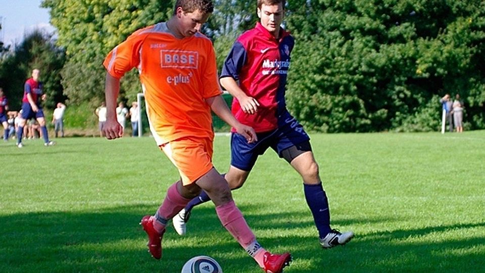 Kellbergs Christian Resch (oranges Trikot) traf auch gegen den FC Obernzell-Erlau doppelt. F: Albilt