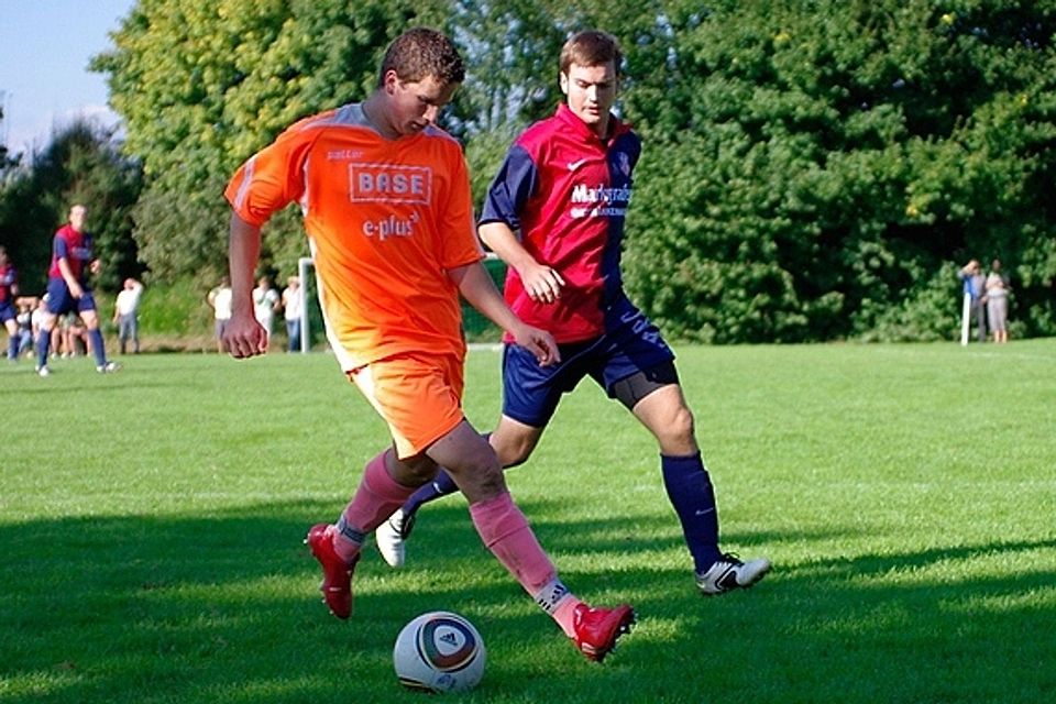 Kellbergs Christian Resch (oranges Trikot) traf auch gegen den FC Obernzell-Erlau doppelt. F: Albilt