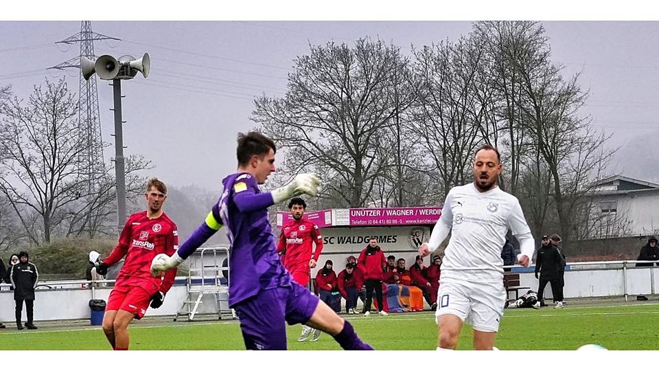 Den wenigstens einen Punkt darf sich auch der Waldgirmeser Keeper Paul Müller (M.) auf die Fahnen schreiben: Felix Baum, Spielertrainer und Torjäger der Perftaler in Personalunion, erzielte zur Abwechslung mal keinen Treffer. Den wenigstens einen Punkt darf sich auch der Waldgirmeser Keeper Paul Müller (M.) auf die Fahnen schreiben: Felix Baum, Spielertrainer und Torjäger der Perftaler in Personalunion, erzielte zur Abwechslung mal keinen Treffer. © PeB