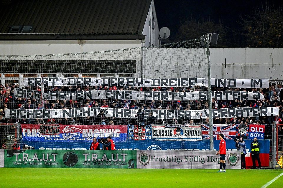 Schmähungen der Haching-Fans gegen das 1860-Trio Hobsch, Vollath und Schifferl.