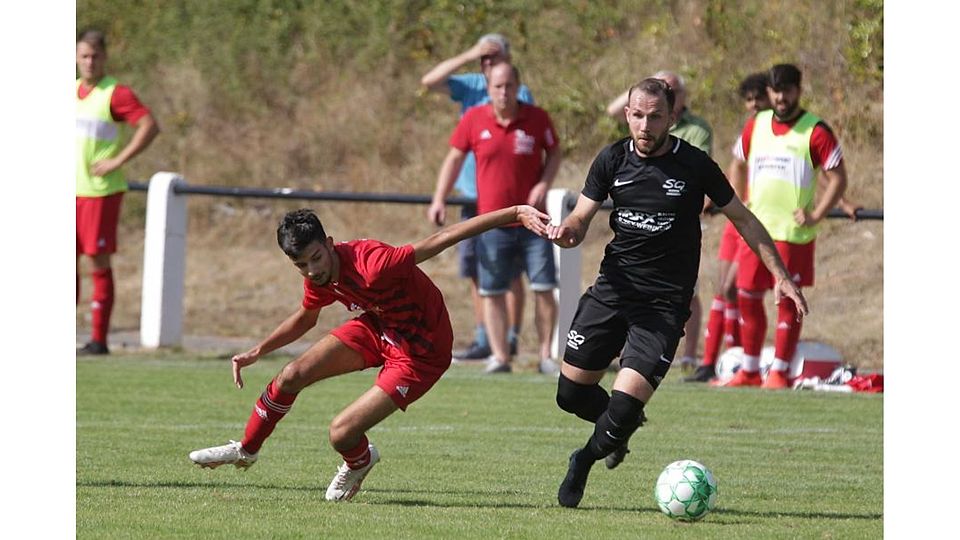Mit dem 3:2 am ersten Spieltag über RWO Alzey II deutete die SG Weinheim, am Ball Torschütze Marco Storck, ihr Potenzial an. Cihan Yildiz strauchelt.	