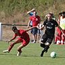 Mit dem 3:2 am ersten Spieltag über RWO Alzey II deutete die SG Weinheim, am Ball Torschütze Marco Storck, ihr Potenzial an. Cihan Yildiz strauchelt.	