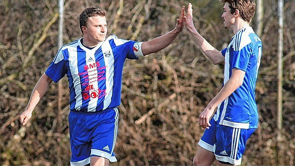 Der Waabser Kapitän Dennis Gloyer (li.) würde nur zu gerne auch Sonntag in Felm wieder jubeln. Mit seinem Mitspieler Yannick Feußner wird er dies aber nicht tun, da Youngster Feußner verletzt fehlt.