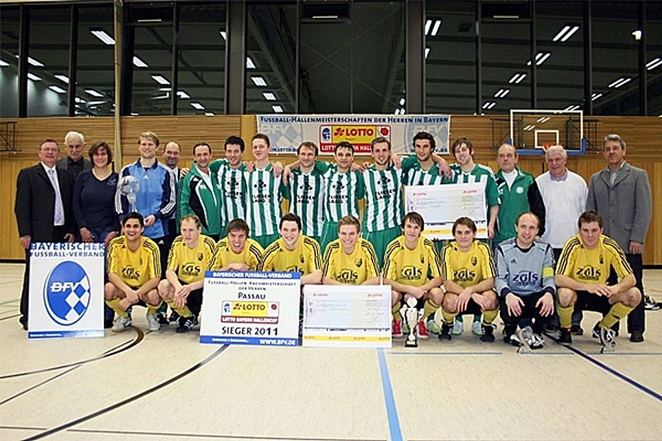 Der Sieger FC Vilshofen (hinten) und der zweite FC Fürstenzell Foto: Santner