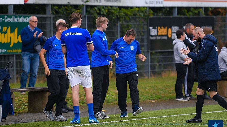 Heimsieg: Borchens Trainer Max Franz (2. v. r.) bejubelt den 4:0-Erfolg über den SC Ostenland. 