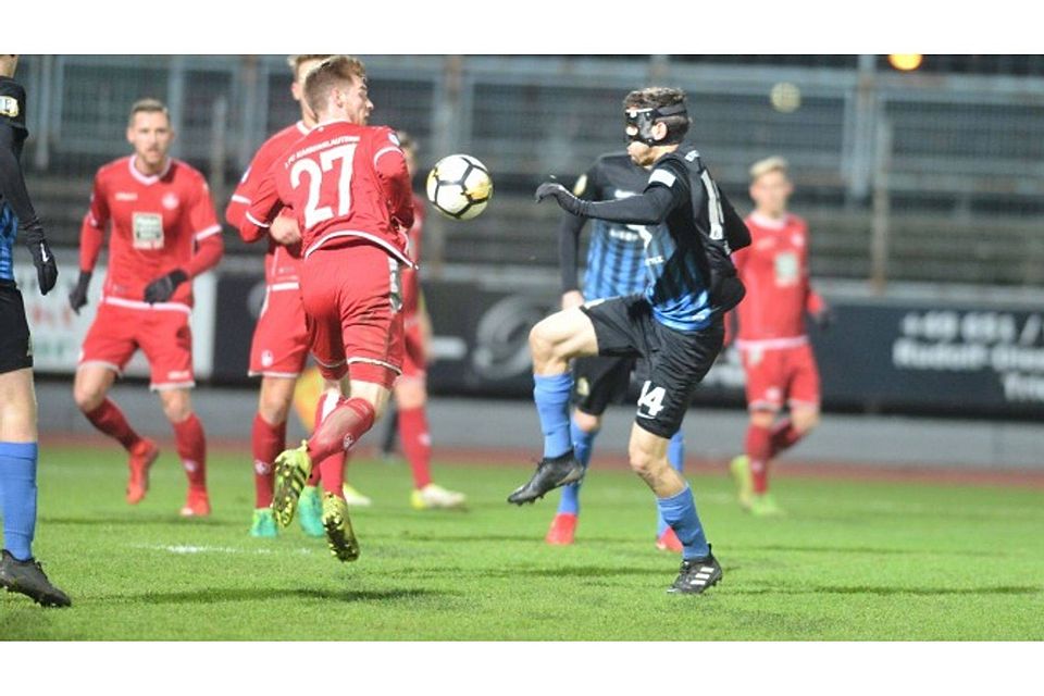 Wegbereiter des Siegs: Triers  Adam Bouzid (rechts, gegen Julian Löschner) erzielte.gegen den FCK II das 1:0. Foto: Hans Krämer