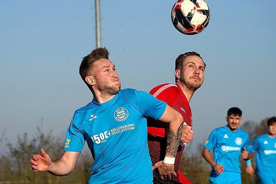 Wertingens Marco Gerold (rechts, hier im Kopfballduell mit Valentin Hüber vom SC Oberweikertshofen) erzielte mit seinem Treffer die 2:1-Führung für den Aufsteiger.