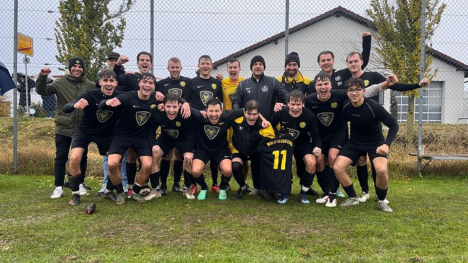 Den Sieg widmeten die Waldtruderinger ihrem Teamkameraden Florian Lehder, der nach hartem Foul in der Vorwoche mit einem Syndesmosebandriss und notwendiger Operation monatelang ausfallen wird.