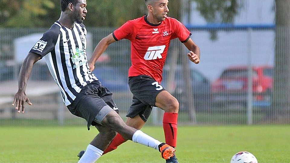 Während der vom TSV Gersthofen gekommene Fahad Barakzaie (rechts) beim SC Altenmünster voll eingeschlagen hat, musste Neuzugang Abdourahmane Ayanda beim TSV Meitingen schon bald wieder gehen.  Foto: Andreas Lode