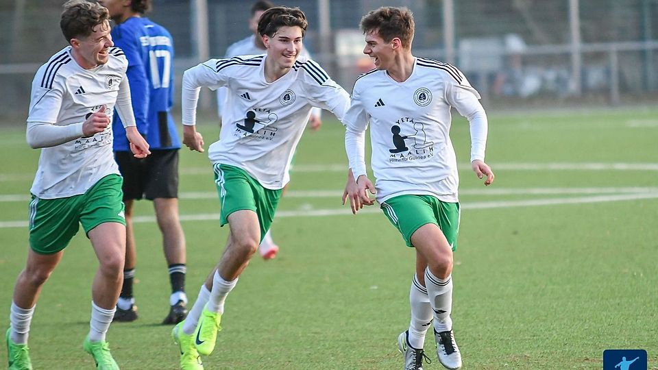 Der SC Borussia Lindenthal-Hohenlind bejubelt den Sieg über SSV Bornheim (in blau), der damit seine erste Niederlage hinnehmen musste.