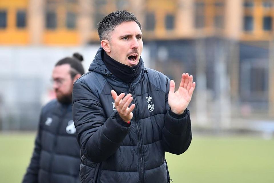 Unter Spielertrainer Norman Loos hat der 1. FC Nackenheim zurück in die Spur gefunden. Trainerkollege Kevin Tscheuschner von der Spvgg. Essenheim hat Loos zwar in seine Top-Elf der Hinrunde genommen, jedoch nicht als Trainer. Archivfoto: Kristina Schäfer Unter Spielertrainer Norman Loos hat der 1. FC Nackenheim zurück in die Spur gefunden. Trainerkollege Kevin Tscheuschner von der Spvgg. Essenheim hat Loos zwar in seine Top-Elf der Hinrunde genommen, jedoch nicht als Trainer. Archivfoto: Kristina Schäfer