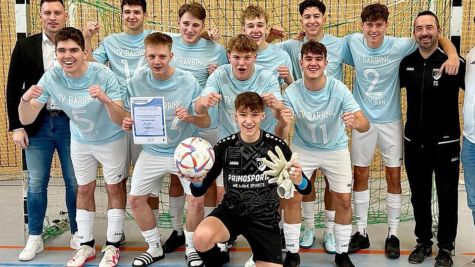 Die U19 der SG Donaubogen mit ihrem Coach Thomas Sailer (ganz rechts) sorgt in der Halle für Furore.