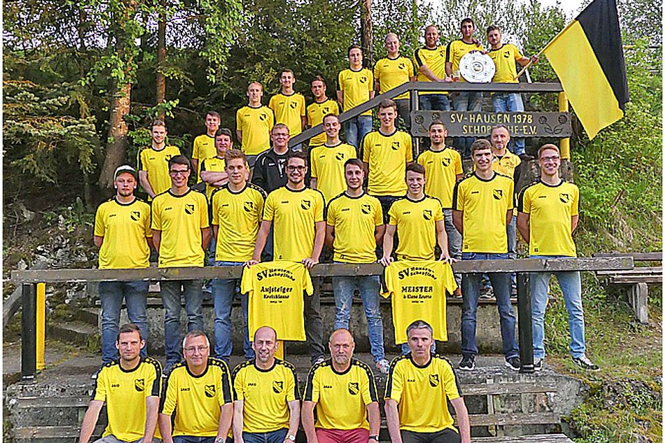 Kräftig gefeiert wurden der Aufstieg und die Reservemeisterschaft mit Vorstand, Fans und Spielern des SV Hausen-Schopflohe.  Foto: Stimpfle