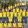 Kräftig gefeiert wurden der Aufstieg und die Reservemeisterschaft mit Vorstand, Fans und Spielern des SV Hausen-Schopflohe.  Foto: Stimpfle