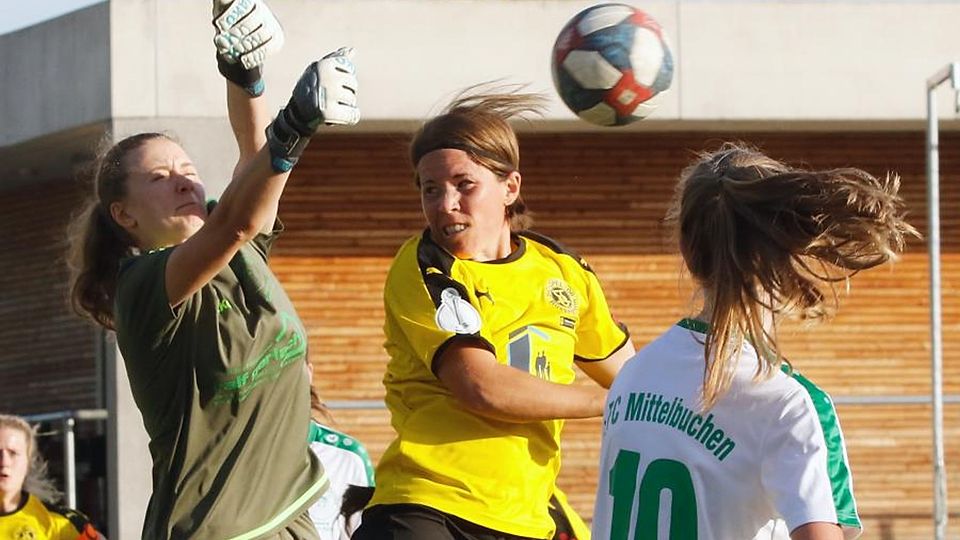 Platz an der Sonne behauptet: Die SCO-Fußballerinnen Meike Weber (Mitte) fügen dem 1. FC Mittelbuchen (links Anna Hiesberger, Sophie Reifschneider) die erste Saisonniederlage zu.	Foto: André Dziemballa