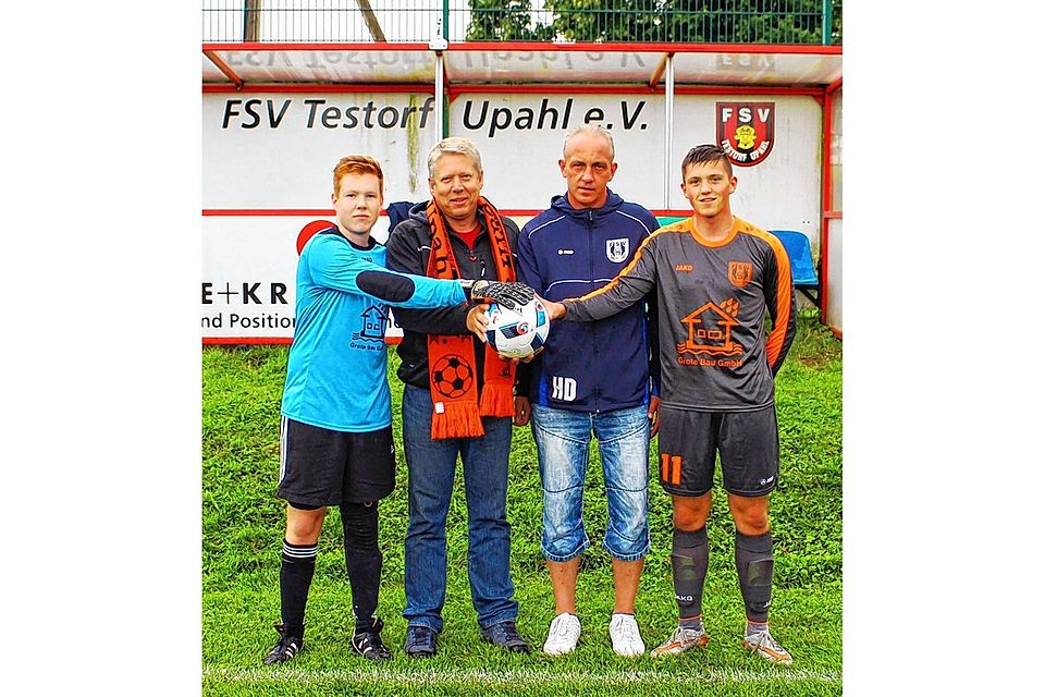 Mission Aufstieg: Til Grote, Sponsor Thomas Grote, Heiko Damrau (sportl. Leiter) und Gino Damrau vom FSV Testorf Upahl.