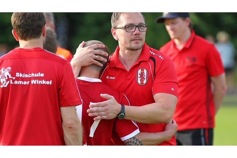 Trainer Manfred Stern musste nach der Niederlage gegen den SV Raigering im letzten Relegationsspiel zur Landesliga auch als Tröster fungieren.