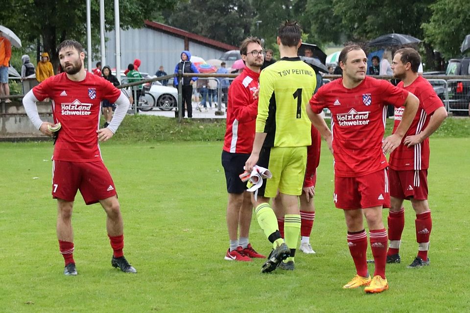 Da war die Enttäuschung groß: Peitings Spieler nach der 0:2-Niederlage in Murnau. Während das Team vom Staffelsee künftig in der Bezirksliga spielt, müssen die Peitinger ihr Glück weiter in der Kreisliga versuchen.