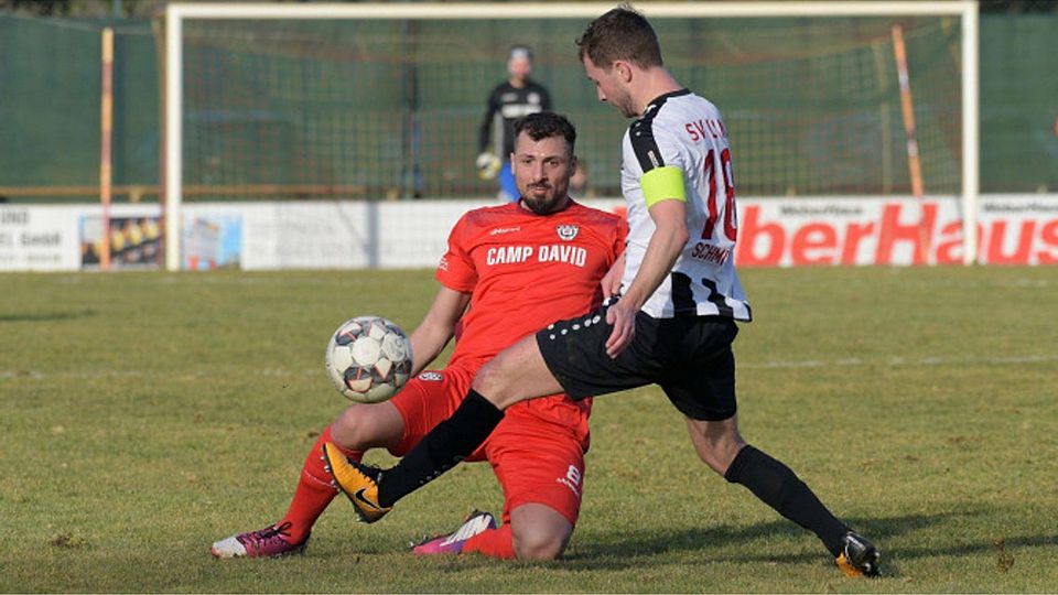 Gökhan Gümüssu (links, hier beim 1:3 in Linx) möchte mit dem SSV Reutlingen Fußball das erste Oberliga-Heimspiel im Kalenderjahr 2019 erfolgreich gestalten. Um 14 Uhr geht es heute los..  Baur