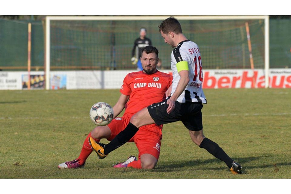 Gökhan Gümüssu (links, hier beim 1:3 in Linx) möchte mit dem SSV Reutlingen Fußball das erste Oberliga-Heimspiel im Kalenderjahr 2019 erfolgreich gestalten. Um 14 Uhr geht es heute los.. Baur Gökhan Gümüssu (links, hier beim 1:3 in Linx) möchte mit dem SSV Reutlingen Fußball das erste Oberliga-Heimspiel im Kalenderjahr 2019 erfolgreich gestalten. Um 14 Uhr geht es heute los.. Baur